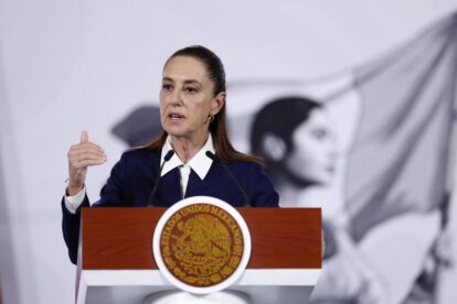 una mujer en conferencia de prensa