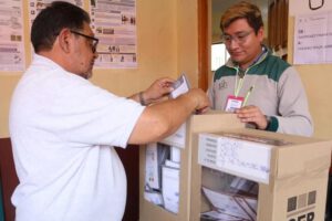 Ciudadano emitiendo su voto