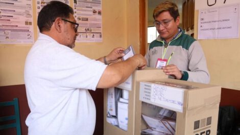 Ciudadano emitiendo su voto