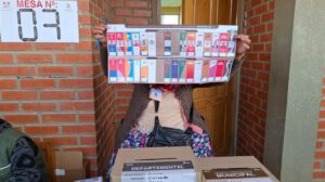 Un jurado electoral mostrando una papeleta