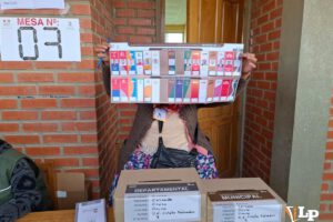 Un jurado electoral mostrando una papeleta