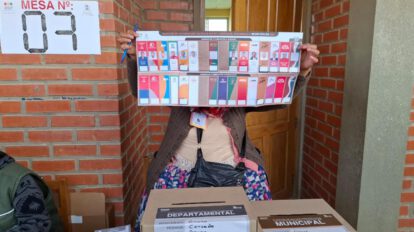 Un jurado electoral mostrando una papeleta
