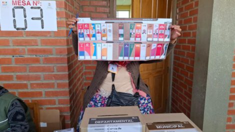 Un jurado electoral mostrando una papeleta