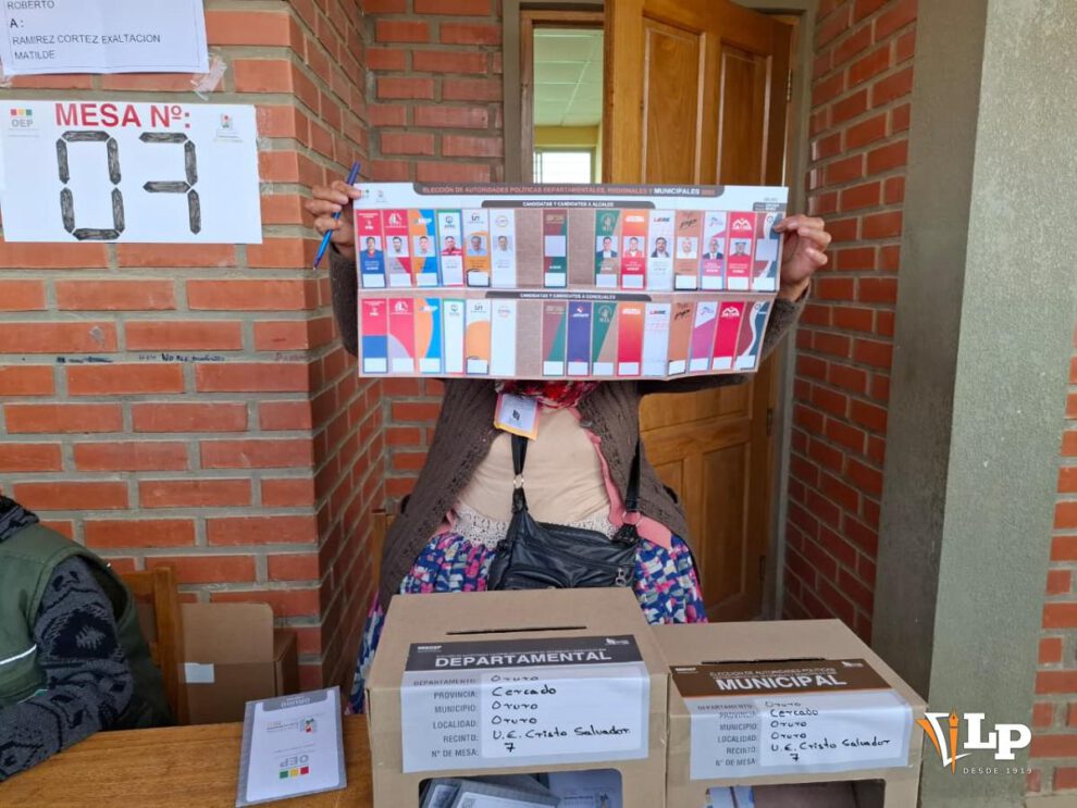 Un jurado electoral mostrando una papeleta