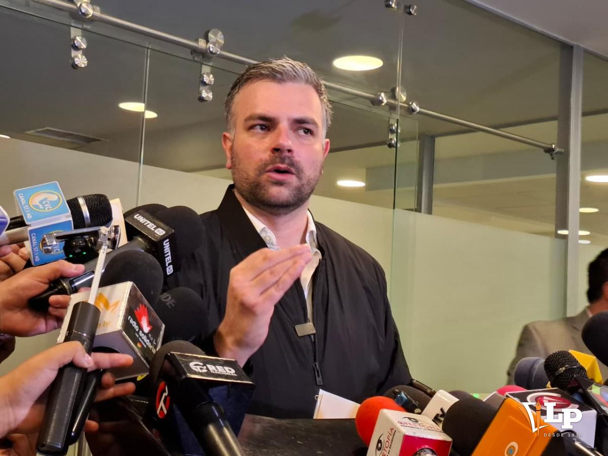 El diputado José Manuel Ormachea en conferencia de prensa