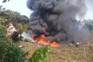 Captura de video tomada de rastreo de redes que muestra el accidente de un avión este lunes, en Putumayo (Nariño)