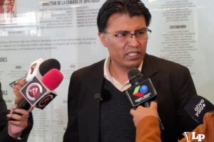 El senador Nilton Condori en conferencia de prensa