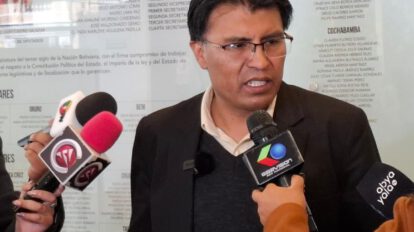 El senador Nilton Condori en conferencia de prensa