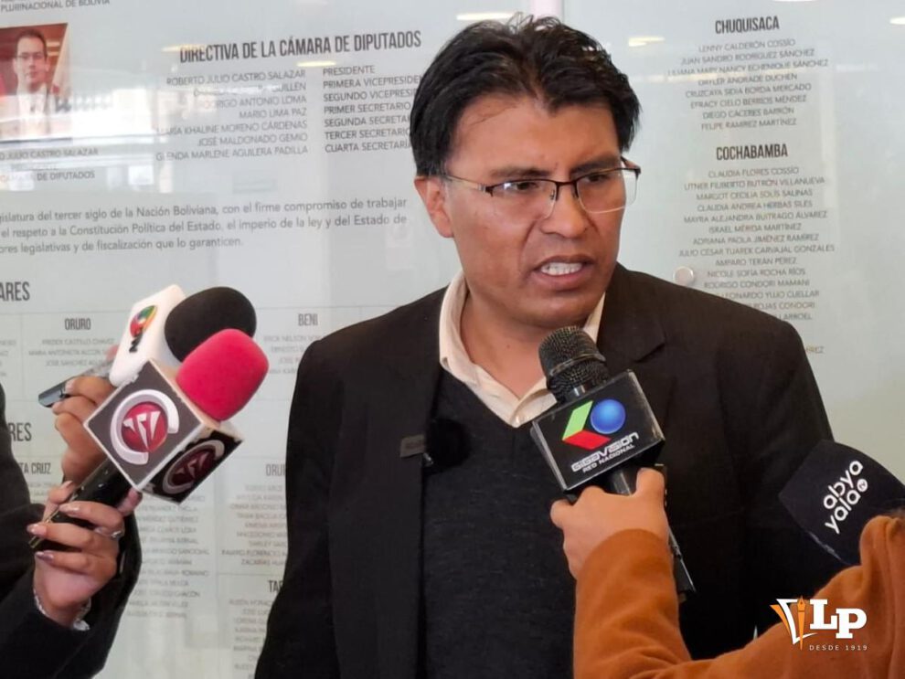 El senador Nilton Condori en conferencia de prensa