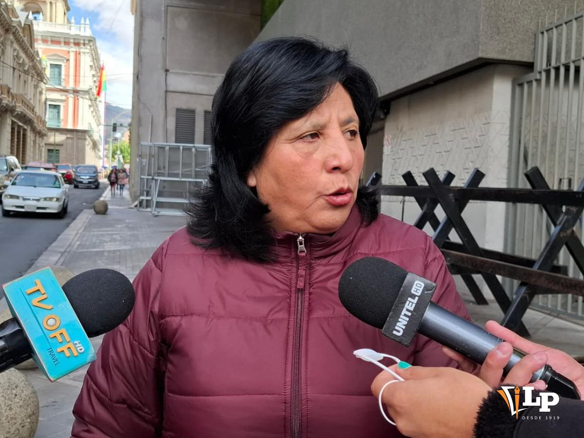 La diputada Claudia Bilbao en conferencia de prensa