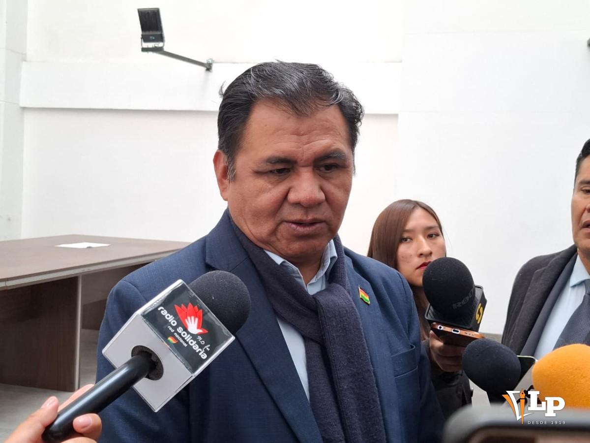 El senador Víctor Quispe en conferencia de prensa