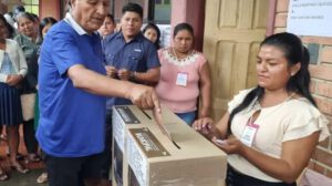 El expresidente Evo Morales acudió a su recinto de votación en Villa Tunari