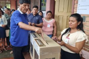 El expresidente Evo Morales acudió a su recinto de votación en Villa Tunari