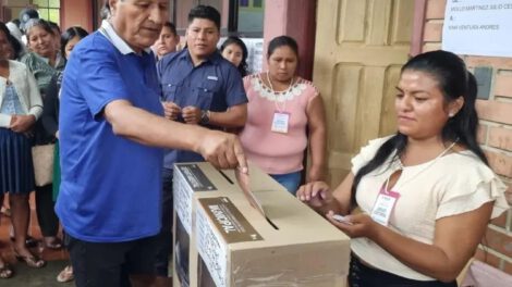 El expresidente Evo Morales acudió a su recinto de votación en Villa Tunari