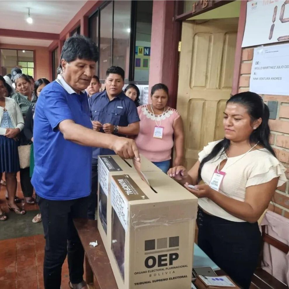 El expresidente Evo Morales acudió a su recinto de votación en Villa Tunari