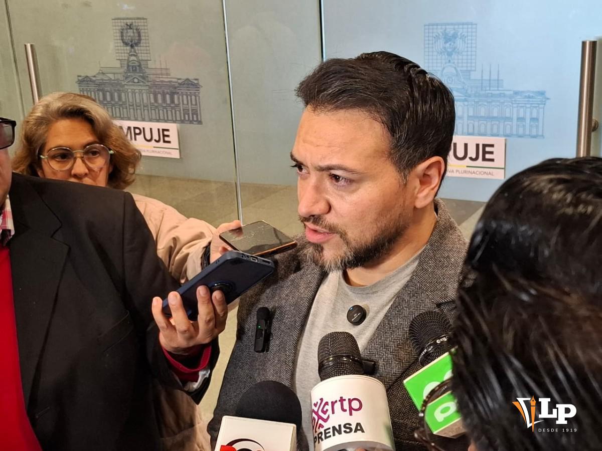 El diputado Alejandro Reyes en conferencia de prensa