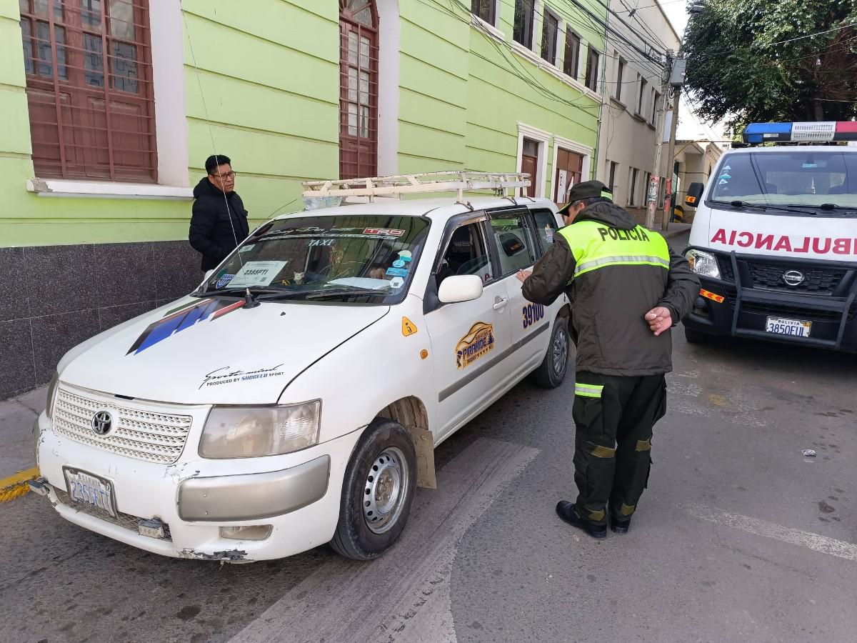 Oficiales de policía cumpliendo las labores de control