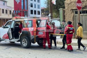 Personal de emergencia traslada en camilla al motociclista herido