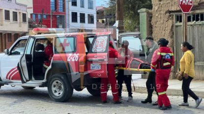 Personal de emergencia traslada en camilla al motociclista herido