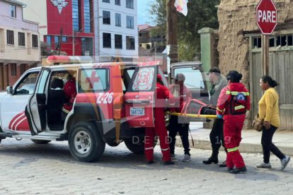 Personal de emergencia traslada en camilla al motociclista herido