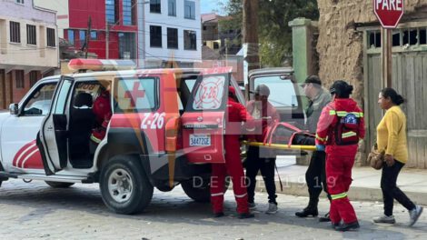 Personal de emergencia traslada en camilla al motociclista herido
