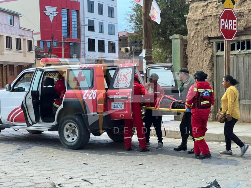 Personal de emergencia traslada en camilla al motociclista herido