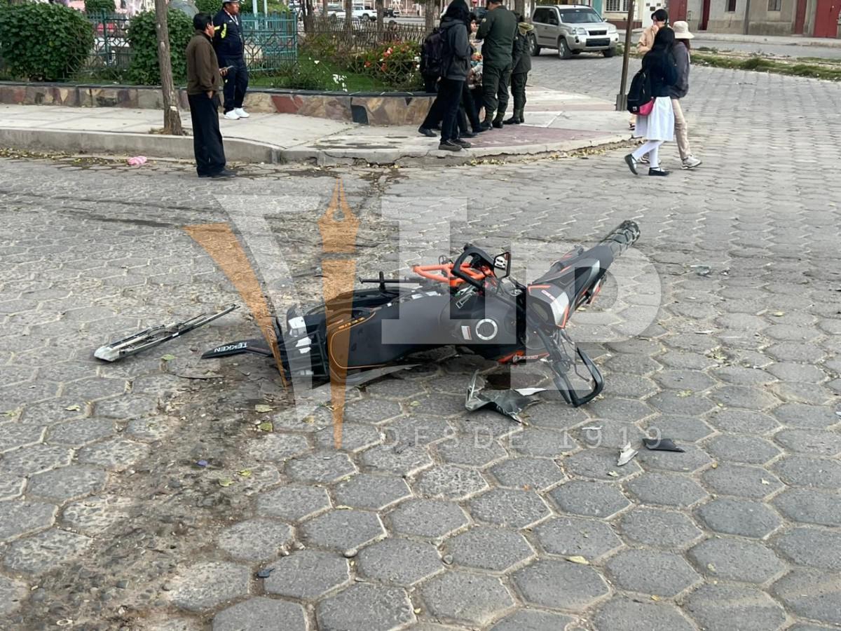 La motocicleta quedó tendida sobre el pavimento con daños materiales visibles tras la colisión
