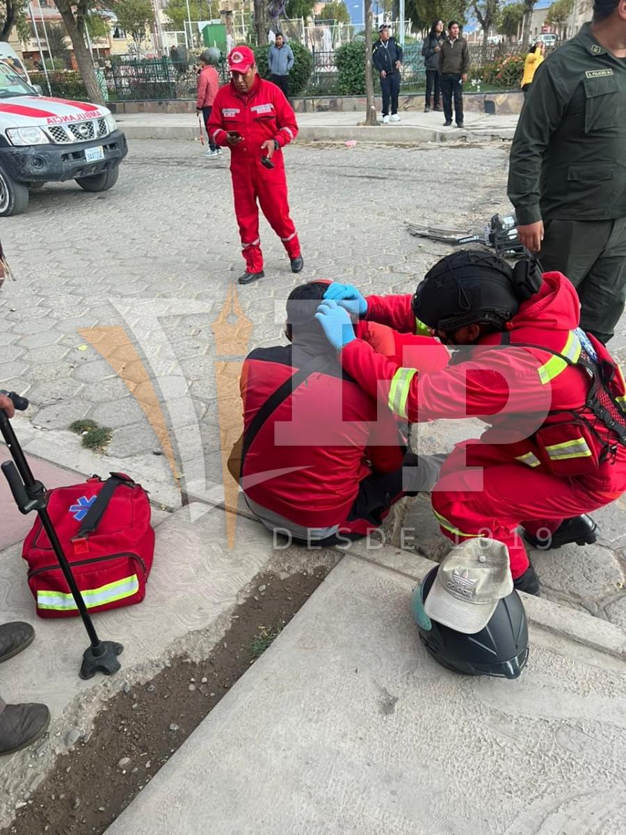 Paramédicos brindan los primeros auxilios al conductor de la motocicleta