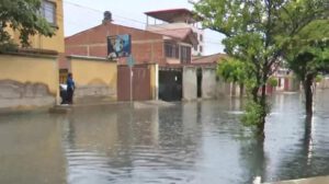 ciudadana no puede salir de su vivienda debio a la inundacion de las calles