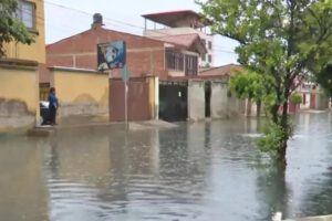 ciudadana no puede salir de su vivienda debio a la inundacion de las calles