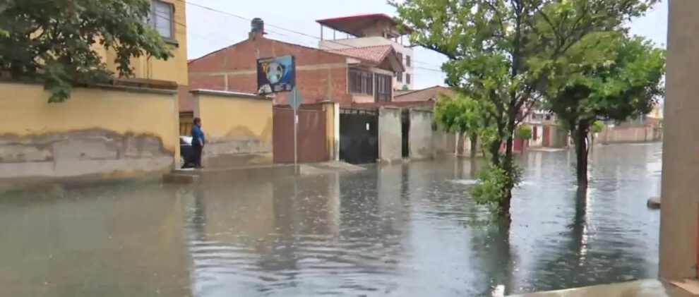 ciudadana no puede salir de su vivienda debio a la inundacion de las calles
