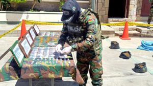 un policia controlando un producto