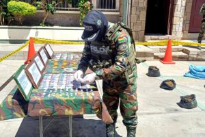 un policia controlando un producto