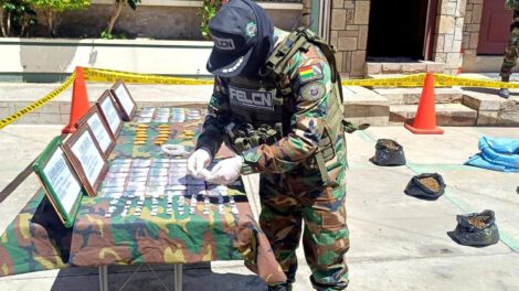 un policia controlando un producto