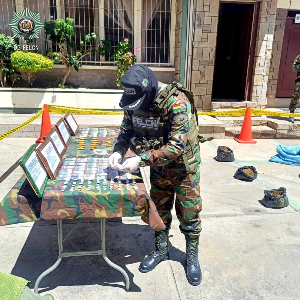 un policia controlando un producto