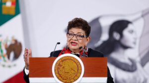 mujer en conferencia de prensa