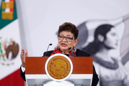 mujer en conferencia de prensa