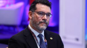 Un señor en entrevista