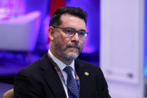 Un señor en entrevista