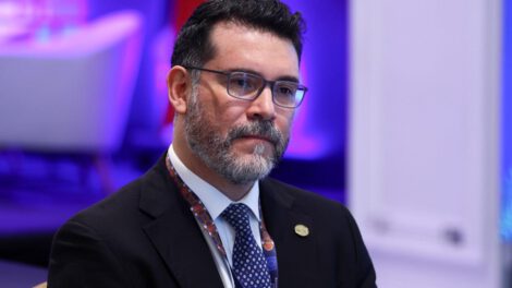 Un señor en entrevista