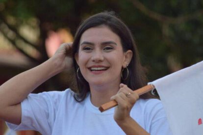 una mujer feliz