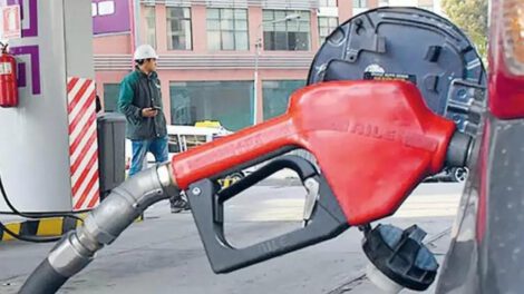 movilidad caragando gasolina