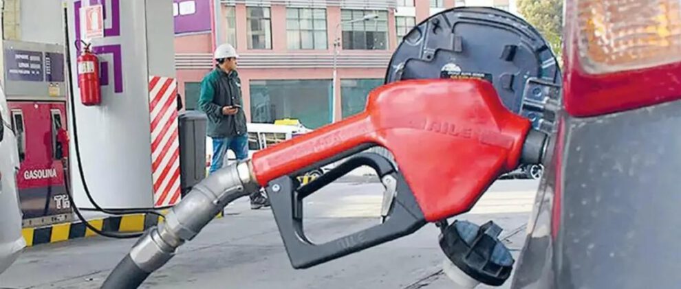 movilidad caragando gasolina
