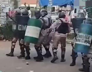 guardias con escudos