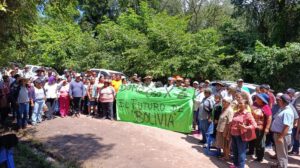Grupo de pobladores afuera de la Casa de Justicia de Entre Ríos