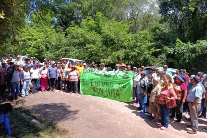 Grupo de pobladores afuera de la Casa de Justicia de Entre Ríos