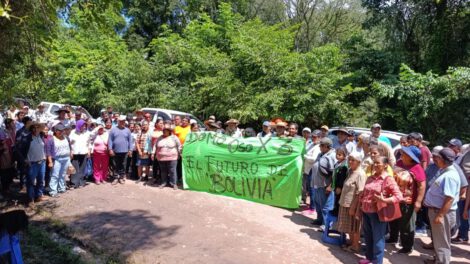 Grupo de pobladores afuera de la Casa de Justicia de Entre Ríos