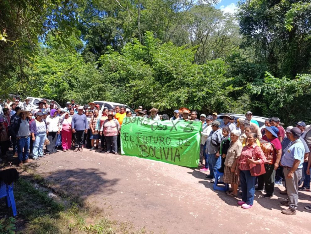 Grupo de pobladores afuera de la Casa de Justicia de Entre Ríos