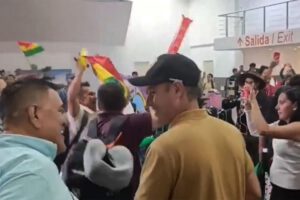 Edmand Lara en su llegada a México