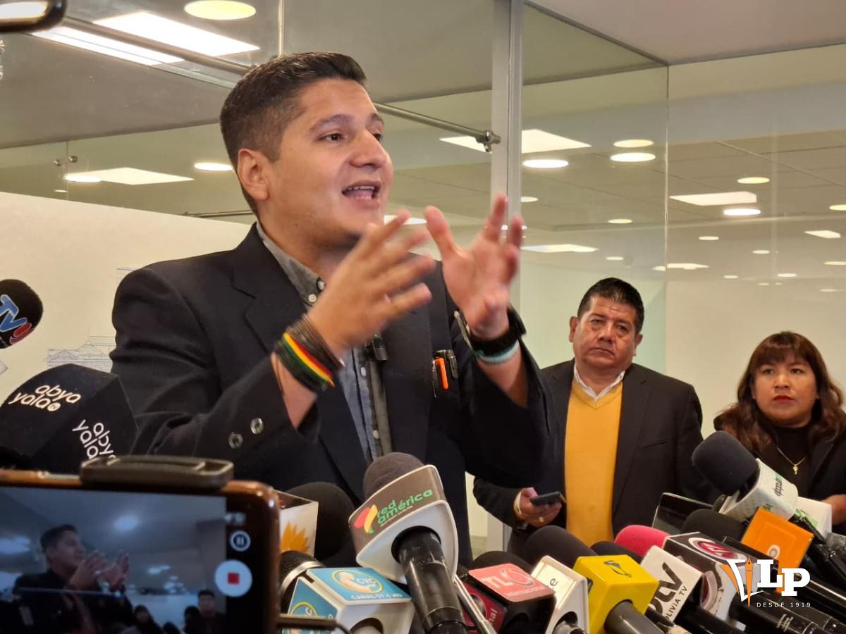 El diputado Ricardo Rada en conferencia de prensa